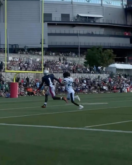 The #Patriots are hosting the #Eagles today for a joint practice, and the first 1-on-1 rep was former Eagle AJ Brown against Quinyon Mitchell.

The pass from Drake Maye fell incomplete as Brown tried to bring it down with one hand.