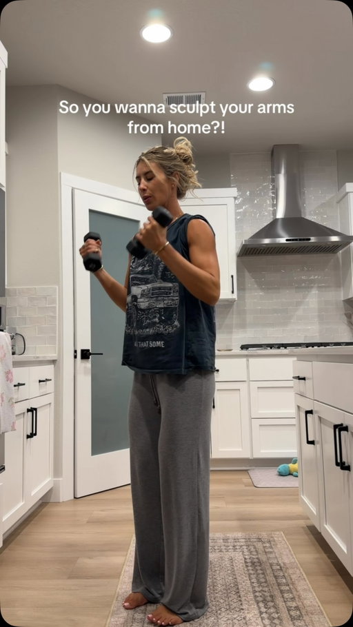 The best at home workouts 🔥 grab dumbbells + try this quick 5 min upper body burner!! 🔗in bio to train with me on the best at home strength x pilates Fit with Coco app!! 

#fitnessmotivation #workoutmotivation #upperbody #armworkout #pilates