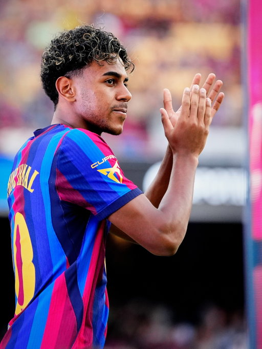 𝐌𝐔𝐒𝐓𝐀𝐂𝐇𝐄 𝐒𝐄𝐀𝐒𝐎𝐍 𝐀𝐓 𝐁𝐀𝐑𝐂𝐄𝐋𝐎𝐍𝐀 👨🏼👨🏽

Lamine Yamal, growing his mustache as he promised before World Cup in case Spain were gonna win it… 𝐟𝐮𝐥𝐟𝐢𝐥𝐥𝐞𝐝 🥸🪒

Captain Raphinha also gave his speech with 𝒏𝒆𝒘 𝒍𝒐𝒐𝒌 👋🏼©️