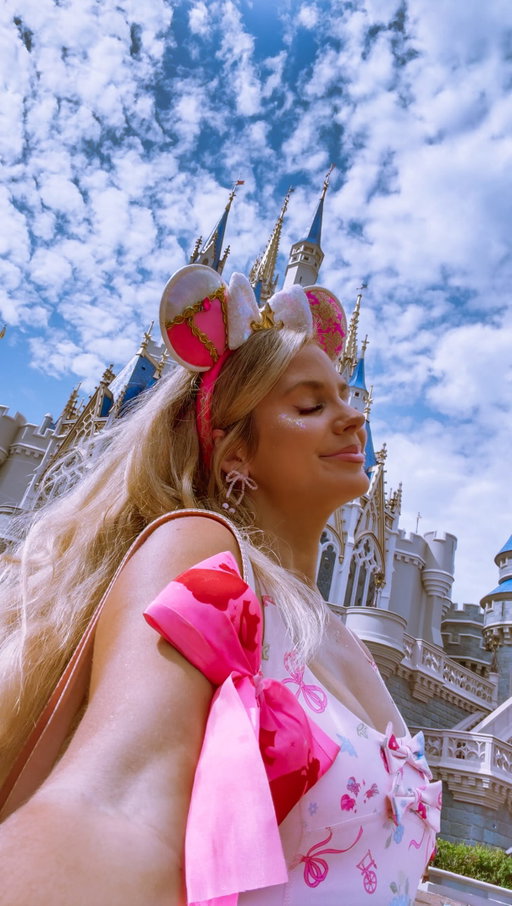 3 years of Disney walks this week!! Doing my first path ever again here!!

From July 14 🙈 sorry!!! I filmed this while my babes were in SC with cousins and then Austin left to get them so I was home alone and then I just didn’t get around to editing it!!! Tried to keep all of that private in real time!

But now it’s World Princess Week so perfect time to share a #princesswalk like this!!!! 

Walking 7 miles around magic kingdom!! #workoutatdisney #disneyworkout #disneymom #disneyprincess