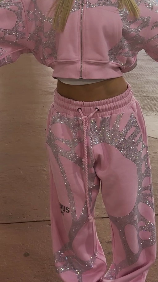 airport outfit but you still have to serve ✈️

oversized rhinestone sweats made for travel days & everything after. ICARUS pre-orders are open now 🪽

#airportoutfit #traveloutfit #streetwear #coolgirlstyle #outfitinspo