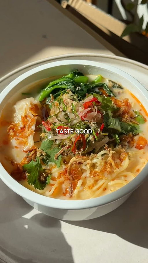 The Tom Kha Wonton Bowl from @authenticasia.au is one of those freezer staples I always come back to when I want something quick and full of flavour. While it’s delicious on its own, I love adding a fresh sambal matah every now and then to give it a little extra kick 🌶️

Sambal Matah:
2 bird’s eye chilies, chopped finely
3 shallots, sliced thinly
1 cloves garlic, minced
6 makrut lime leaves, sliced thinly
1/2 stalk lemongrass, white part sliced thinly
1 tbsp lime juice
1/4 tsp salt
1/4 tsp sugar
1/2 tsp fish sauce
3 tbsp neutral oil

1. Combine shallot, garlic, lemongrass, makrut lime, chilli, salt & sugar in a heatproof bowl.
2. Heat up oil pour over diced ingredients
3. Season with fish sauce & lime juice.

Find it in the freezer aisle at @woolworths_au 

#brandedcontent #authenticasia #cpauthenticasia