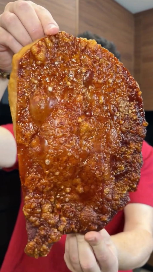 Como llamaría a esto? Yo Galleta de la felicidad 🥰
.
#torrezno #cerdo #carne