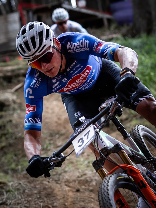 Back to the roots with one big goal ahead. 

@mathieuvanderpoel getting the feeling in Les Gets.