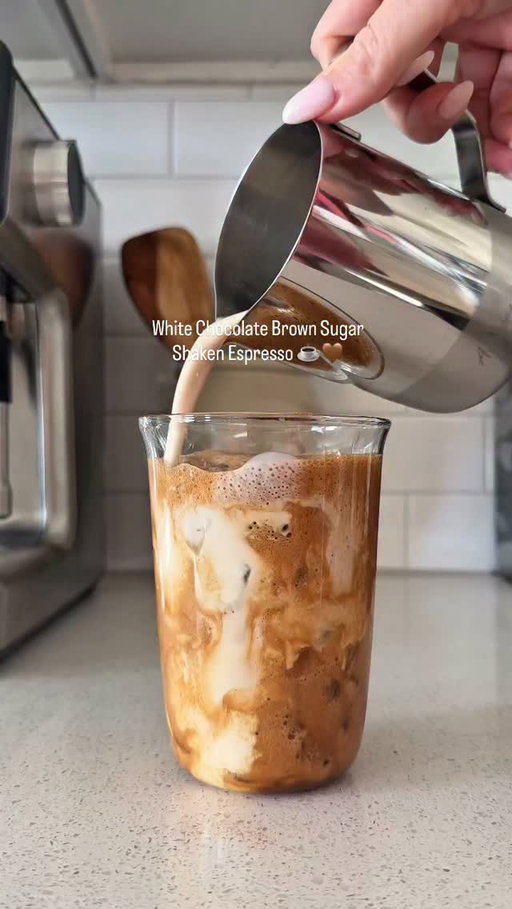 NO espresso machine needed! White Chocolate/ Brown Sugar Shaken Espresso 🤎🫶🏼 because some days you’re out of beans & need a quick pick me up. recipe below! 

Recipe: 
1 tbsp brown sugar 
1 tsp white chocolate sauce 
Pinch of salt 
Dash of cinnamon 
2 tsp instant espresso frothed with about 1/3 cup water- espresso by @nescafeusa 

Add ice & milk! 

#coffeeathome #CoffeeRecipe #shakenespresso #coffeeoftheday #instantespresso