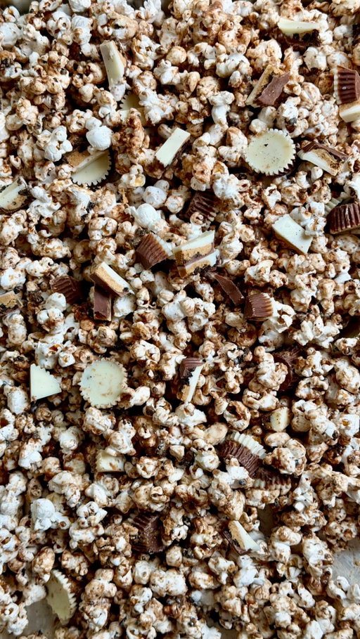 The perfect movie treat - REESE'S OREO® Cup loaded popcorn @reeses #REESESPartner 🧡💙🍿