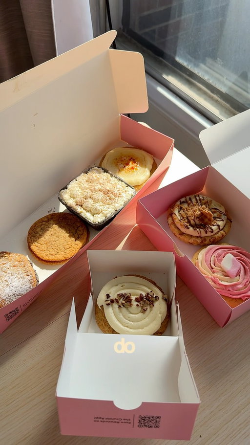 Told myself I was just gonna grab one cookie 🙄 saw tiramisu and creme brûlée on this week’s lineup and that was the end of that. Did a full taste test of all six flavors and honestly no notes. They switch up the whole menu every week so if you blink you’ll miss it, go see what’s up before it’s gone 🍪

#crumblecookie #cookietastetest #cookiereview #sweettreats #ottawalocal