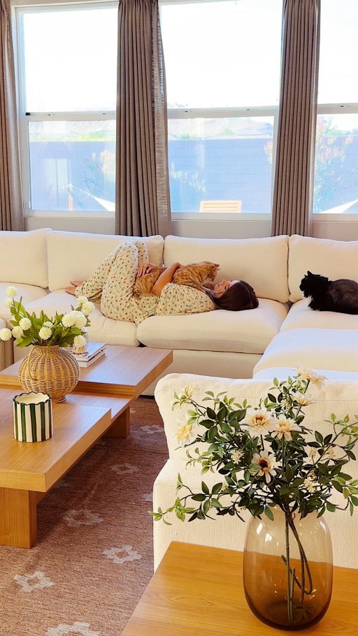 A space that feels just right, one piece at a time. From the sofa to the tables to the rug, every Cozey piece has a place. @itschelseahope
__
 
Un espace où tout va bien ensemble, un morceau à la fois. Du sofa aux tables en passant par le tapis, chaque morceau Cozey trouve naturellement sa place.