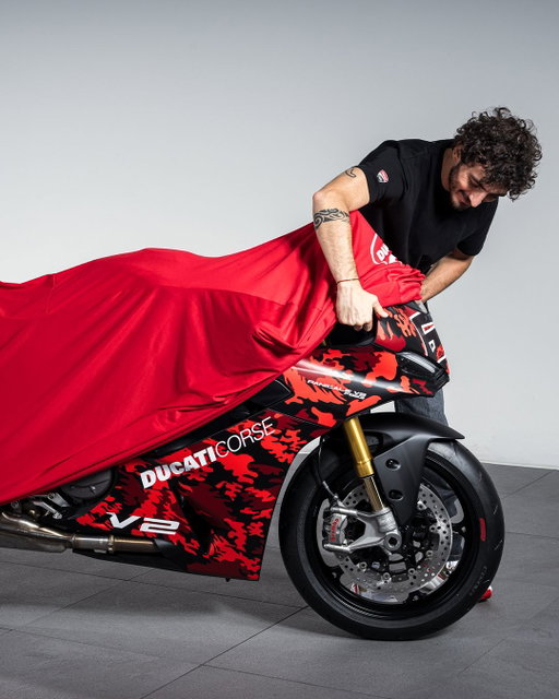 The numbered Panigale V2 FB63 is a direct tribute to @pecco63, wrapped in a dedicated livery derived from his 2025 race helmet and suit 🔴 

Track-Focused Details:
- Racing Plexy: "Go Free" graphic 
- Rider Seat: "Ducati" logo and "Go Free" detail
- Livery: Direct visual of Pecco’s 2025 MotoGP helmet
- Controls: MotoGP-inspired handgrips

#Ducati #Panigale #DucatiCorse