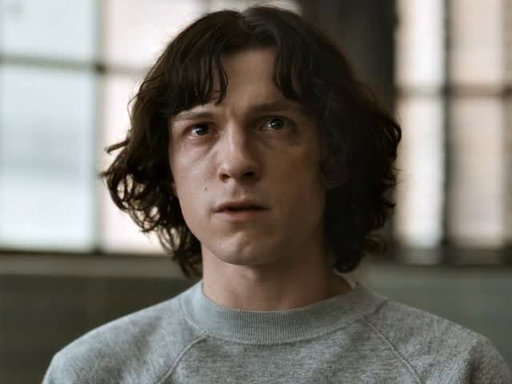 Tom Holland forgot he was acting here. 🤯

Holland plays Danny Sullivan, a character inspired by the real story of Billy Milligan, who became known as the first person in the United States to be acquitted of a crime due to a diagnosis of Dissociative Identity Disorder (DID).

To play the character in The Crowded Room (2023), the actor spent months talking to psychiatrists and specialists to better understand DID, Danny’s traumas, and the psychological aspects of Milligan’s story.

His level of immersion in the character was so intense that Holland struggled to let go of Danny off set. During filming, he revealed that he suffered a real “breakdown” at home and even considered shaving his head as a way to finally leave the character behind.

Could this be #TomHolland’s best performance yet?
