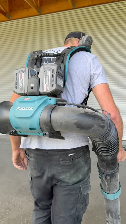 Air power 🦾💨
.
New 40V Backpack blower from @makitatools is awesome!!! 
.
#makita #leafblower #makitatools 
.
@makita.ca