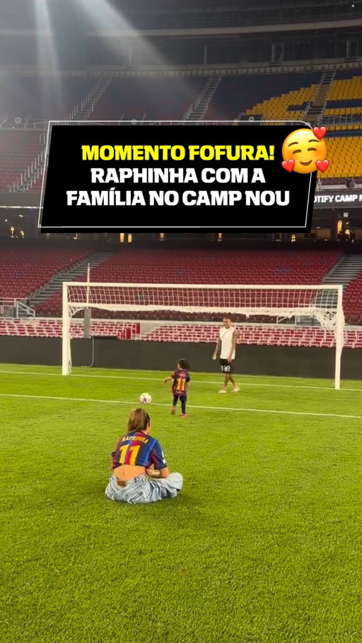 Depois da conquista do Troféu Joan Gamper, Raphinha compartilhou esse momento fofo com a família no gramado do Camp Nou! 🥹 O novo capitão do Barcelona foi titular e marcou na vitória por 2 a 1 sobre o Al Ahly. 🏆✔️

via raphinha/ig
#FutebolNaESPN #Barça #Raphinha