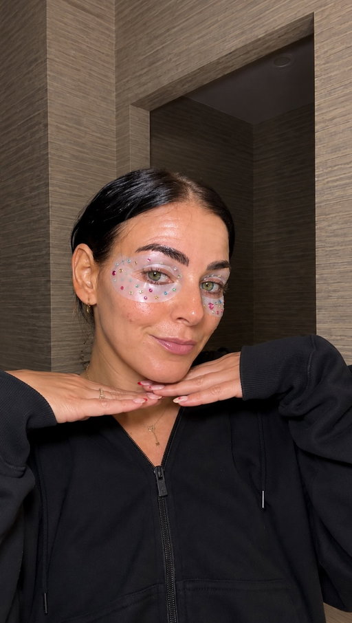NEVER have I used an eye mask like this before 👀✨

These @sephoracanada Transformation Glow Eye Masks start out WHITE… and 30 minutes later turn CLEAR as the hydrogel works its magic. 

But the coolest part?! They don’t just sit under your eyes — they actually wrap OVER the eyelid in this little winged shape for the full eye-area treatment.

The result: hydrated, refreshed-looking eyes with that lifted + sculpted appearance and my eye area felt SO hydrated afterward.

Okayyyy Sephora Collection… this is a skincare gimmick I can get behind. Definitely a repurchase. 👏

#SephoraCollection #SephoraCanada #EyeMask #HydrogelMask #SkincareFinds
