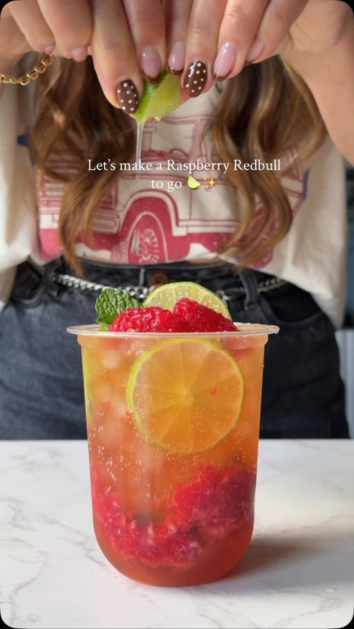 The combination of Red Bull with lemon and raspberry, plus a touch of mint and TAJIN!, is absolutely perfect! 🍋❤️ 
And you can add alcohol too, if you’d like! ✨

#raspberryredbull #redbull #mojito #raspberrymojito #raspberry