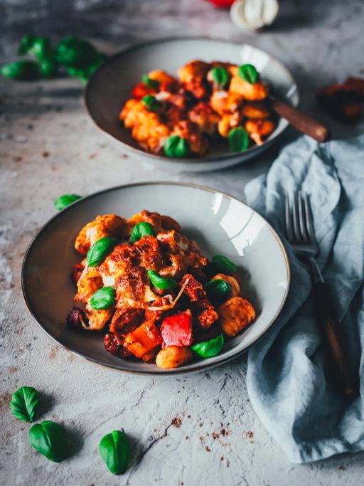 Gnocchi-Auflauf direkt aus dem Airfryer-Frittierkorb? Oh yes! 👌🏻

Ihr braucht weder Topf noch Pfanne noch eine extra Auflaufform 🙌🏻 Die Gnocchi werden zuerst direkt im Airfryer angeröstet, damit sie etwas Farbe und Biss bekommen. Danach kommen Paprika, Chorizo und Tomatensauce dazu, Mozzarella drüber – und alles wird schön goldbraun überbacken 😍

Das Ergebnis: würzig, käsig, tomatig und in nur 30 Minuten fertig. Genau meine Art von schneller Feierabendküche! 🙋🏼‍♀️

💡 Mein wichtigster Tipp: Gebt die Tomatensauce nicht direkt zu den Gnocchi. Wenn sie zuerst ein paar Minuten alleine rösten dürfen, bleiben sie viel schöner in Form und werden nicht zu weich.

☺️ Das komplette Rezept für meinen Gnocchi-Auflauf aus dem Airfryer mit Chorizo, Paprika und Käse findet ihr heute neu im Blog!

👉🏻 Kommentiert jetzt einfach mit dem Wort
REZEPT
und ich schicke euch direkt den Link zum Gnocchi-Auflauf!