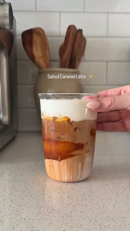 Salted Caramel Latte with the one & only caramel sauce from @traderjoes 🤎 Recipe Below! 

Recipe: 
2 shots espresso brewed over 
1 tsp caramel sauce 
Pinch of flakey salt @maldonsaltus 

Rim glass with caramel sauce (optional) 
Add ice and milk, add espresso 

Vanilla Bean Cold foam: 
2 tbsp heavy whipping cream 
1 tsp vanilla bean paste 
Froth until thick 

#coffeeathome #CoffeeRecipe #coffeetiktok #coffeelover