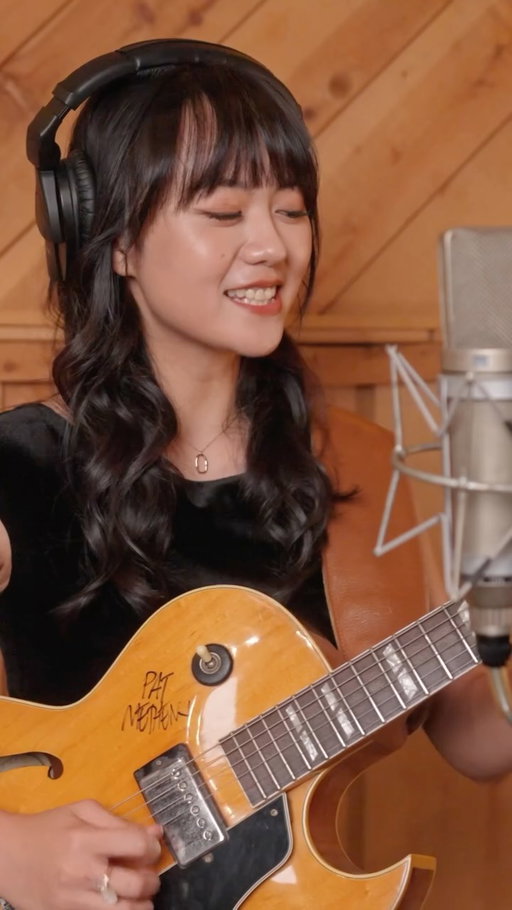 A little taste of my upcoming debut album.❤️‍🔥

Playing “How High the Moon” on my Gibson ES-175. Can’t wait to share more with you soon!

See you on my first Asia tour this October and hear songs from the album before they’re released! Tour info in bio. ✨

Sign up on my website, ponponchen.com, for the latest updates!

🎶: @grahamdechter @alexanderfrankmusic @tamirhendelman @ryanshawdrums 
📷: @ryanshawdrums 

#Ponpon #Gibson #artistspotlight