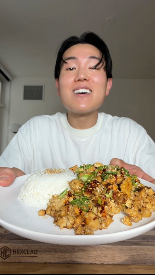 High protein, budget friendly, and flavor packed… spicy honey garlic minced tofu recipe🤌

It’s back to school season coming up which means we’re all looking for easy meal prep recipes… using my 12 inch @hexclad Hybrid Fry Pan which makes meal prepping that much easier!

Ingredients:
- Tofu (firm - 2 blocks)
- Chili Oil (1/2 tbsp - optional)
- Sesame Seeds (as desired)
- Green Onion (as desired)

Sauce Ingredients:
- Soy sauce (1/4 cup)
- Garlic (5 cloves)
- Ginger (2 tsp)
- Honey (1/4 cup)
- Sesame Oil (2 tsp)
- Water (1/4 cup)
- Corn Starch (1 tbsp)
- Jalapeno (1 tbsp - Optional)