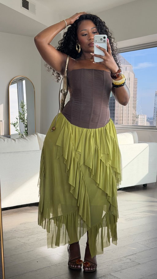 And it’s not up for debate 😌
✨Details✨
Top & skirt @whitefoxboutique 
Shoes @jeffreycampbell via @revolve 
Bag @jacquemus 
Bracelets & earrings @amazonfashion 
Fragrance @lancomeofficial 
Body glow @vaselinebrand