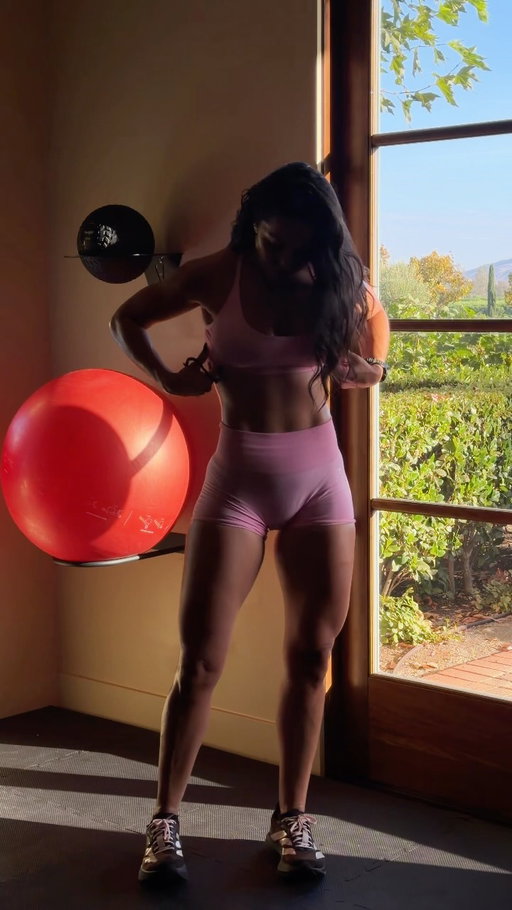 Rutina completa 👇🏼 
Esta rutina es de HYBRID HOME @kznfitnessprogram 
Outfit GABSFIT10 para descuento @gymsharkwomen 

2 RONDAS:

800m RUN
30 thrusters 
800m RUN 
30 burpees
800m RUN 
40 lunges 
800m RUN
600m ROW

#hyrox #fitness #workout #running