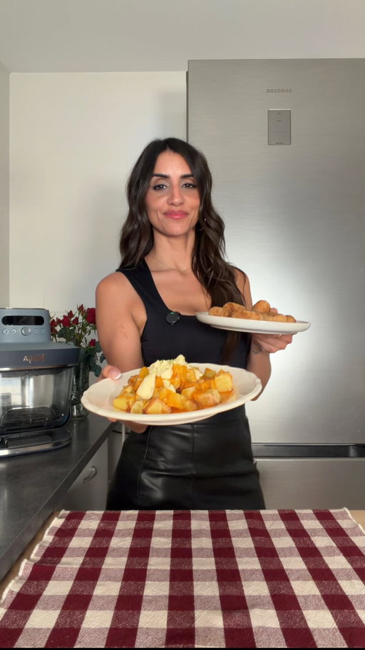 #publicidad @ninjakitchenes Las tapas de siempre pero sin una gota de aceite gracias a la #NinjaCRISPiPRO 🔝 
Patatas bravas con su salsa original y croquetas de jamón que han quedado super crujientes por fuera y tiernas y cremosas por dentro 👌🏽

Receta salsa Brava 🌶️ 
🗒️ INGREDIENTES:
-1 cebolla
-1 diente de ajo
-1 cucharada de pimentón dulce
-1 cucharada de pimentón picante
-2 cucharadas de harina
-500ml de caldo de pollo
-Sal

#recetasfaciles #recetascaseras #cocinaespañola