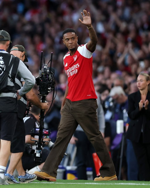 Ezri Konsa receives an Emirates welcome 👋

The defender joined @arsenal from Aston Villa just hours before the opening match of the season ✍️