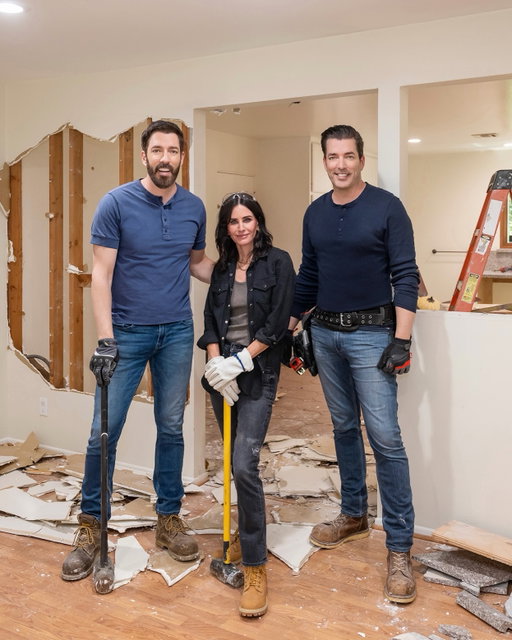 We helped Courtney Cox surprise Marisa, her dog-walker turned confidante and fellow prankster, with a dream home makeover. Swipe ➡️ to see this dog lover’s kitchen with functional hidden storage! #CelebIOU