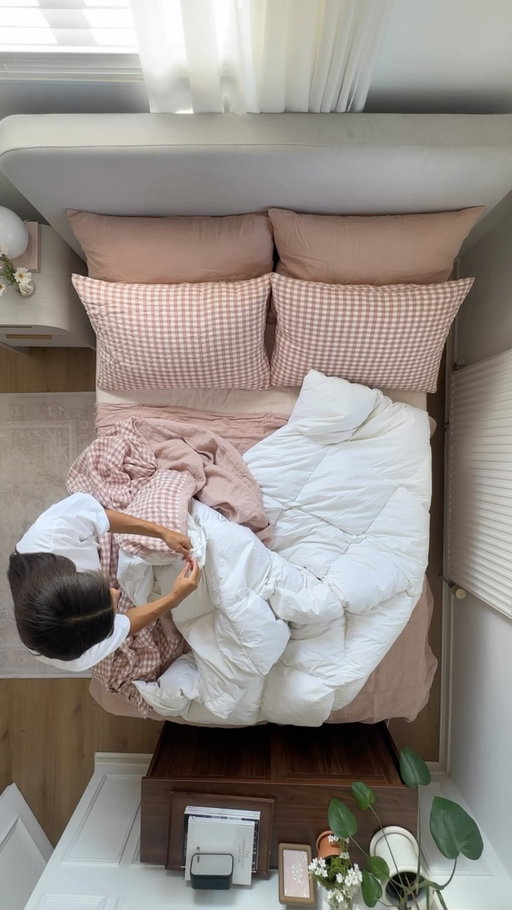 time for a cosy bedding moment 🍂💗

#autumnbedding #cosybedding #transitionalbedding #ginghamsheets #augustbedroom
