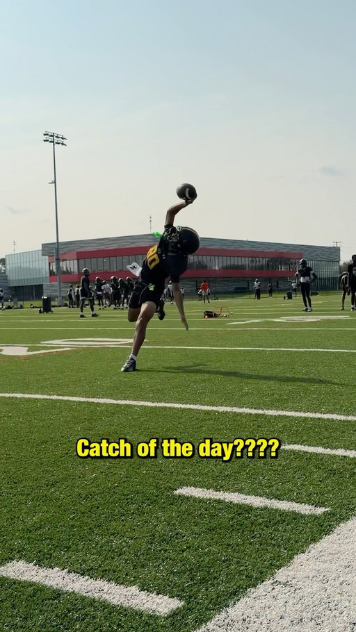 No gloves = no drops 🤷‍♂️ @st_frances_football WRs looking ready 💯 @uafootball #UANext