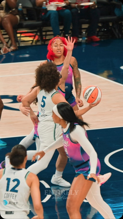 this 30 second sequence from Olivia Miles to start the game 😮‍💨 

Shot by // @darioooon x @entirely.nba 

#oliviamiles #minnesotalynx #wnba #wnbabasketball #washingtonmystics