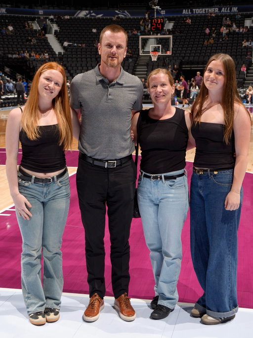 Daniel Sedin & family in attendance for tonight’s Tempo game! ❤️