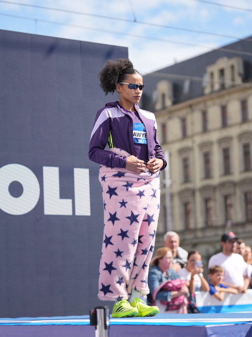 Is there anyone with a better style than @jazminsawyers❓ 

She’s back out rocking the blanket at today’s city event at #SilesiaDL 🇵🇱

📸 @liamblackwell5 for Diamond League AG

#DiamondLeague 💎