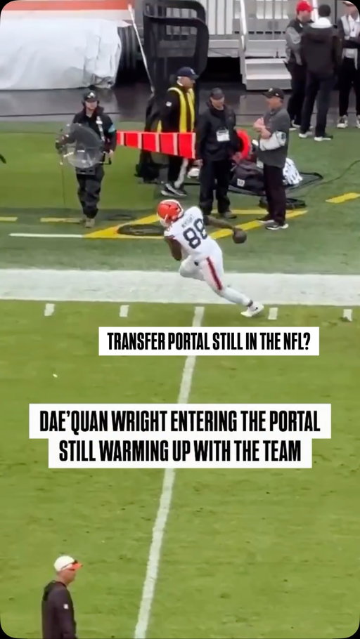 Dae’Quan Wright is reportedly entering the NCAA transfer portal and still showed up for warmups like nothing happened

🎥: X/dan_labbe