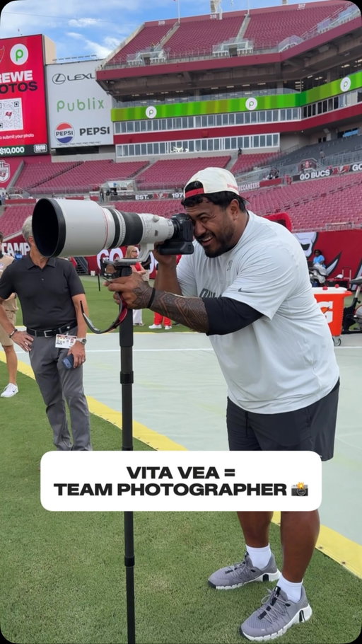Vita Vea is a man of many talents 📸👏

📺: #KCvsTB on WFLA