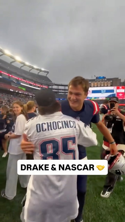 @drake.maye meets NASCAR drivers @noahgragson & @toddgilliland_ pregame 🏎️🏁

📺 PHIvsNE on WBZ