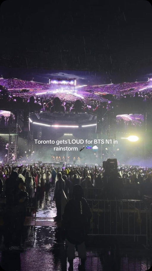 Toronto gets LOUD for BTS Night 1 even in rainstorm 🎤☔️🌧️

Lfggg

#bts #btsconcert #bts_official_bighit #torontoconcert #torontolife