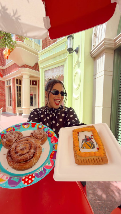 I’m glad we’re on the same page. 🙂‍↔️ 

What’s your favorite Disney treat? You simply cannot go to the parks without having one! It’s a MUST. 

#disneyeats #disneysnacks