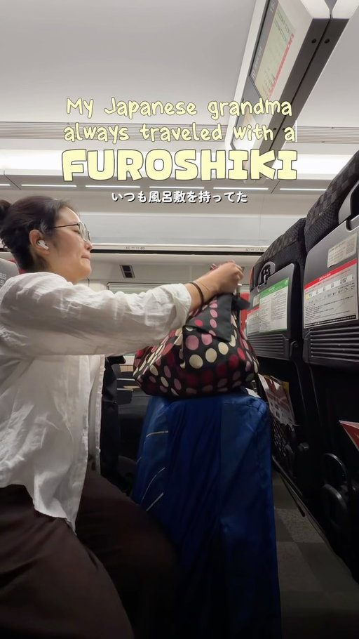 How to tie a shoulder bag using a furoshiki which is a traditional square cloth used in Japan to wrap, tie or gift items!
My grandma always had a furoshiki with her and I now can’t travel without one! ✨

風呂敷ショルダーバッグの結び方！
おばあちゃんがいつも風呂敷を一枚は持ってた理由がよくわかる✨
今は旅行の時は絶対持ってる！

#furoshiki #風呂敷 #travelhack