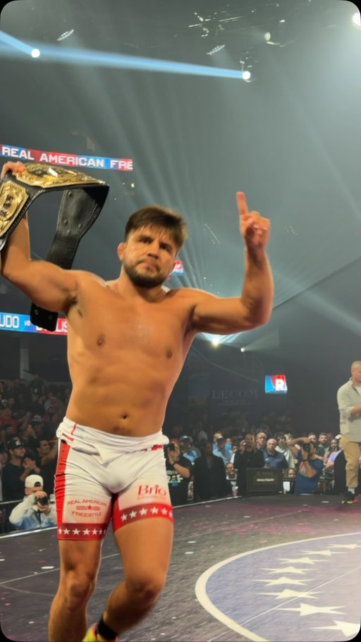QUADRUPLE C 🏆

Henry Cejudo wins the RAF Lightweight Crossover Championship.

Watch on @foxnation
