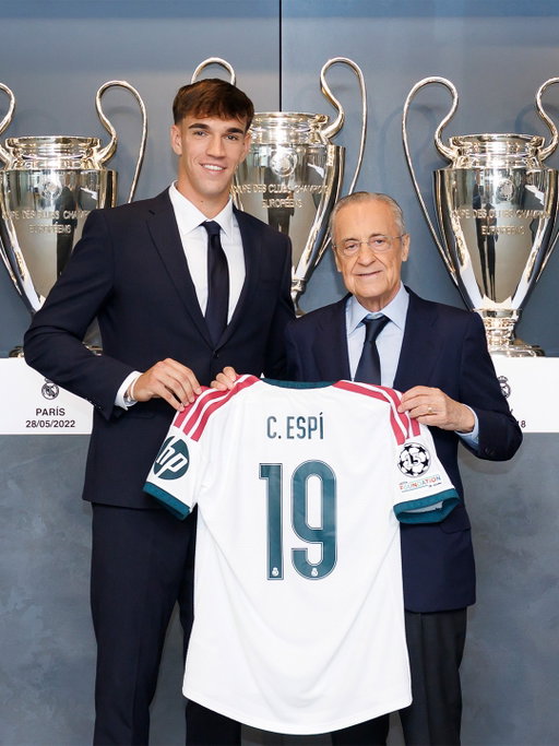 🤝 Official welcome ceremony for @cespi10.
👕 Acto oficial de bienvenida de Carlos Espí.
#RealMadrid