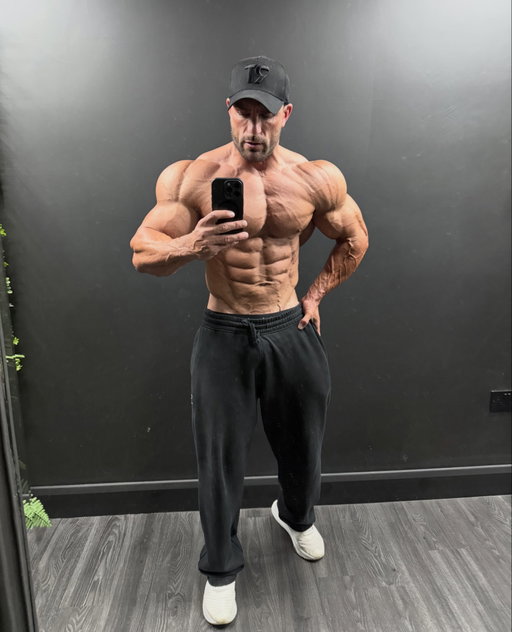 5 weeks out from the 2026 @mrolympiallc 👊🏼 210lb first thing in the morning so we still have 8lb until I make stage weight at 202lb 🔥 I’ve got to give more for four 😜👊🏼……!!! Big push