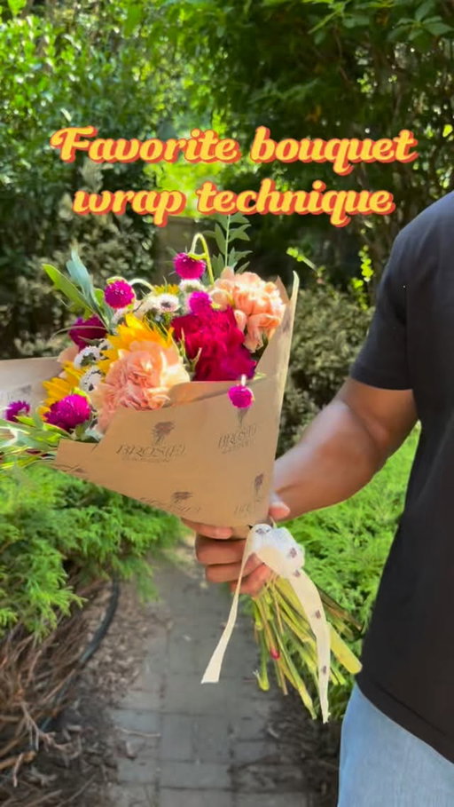 New favorite bouquet wrap technique for neat points 💐✨
Shirt from @newondadotnet 🌐
#flowers #bouquet