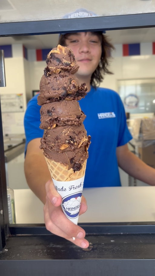 Wow, no cow! Chocolate Peanut Butter Brownie Non-Dairy, made with Oatly, is here to satisfy your sweet tooth 🐄🍦😍

Check your Handel’s to see which non-dairy flavors they’re making this week.