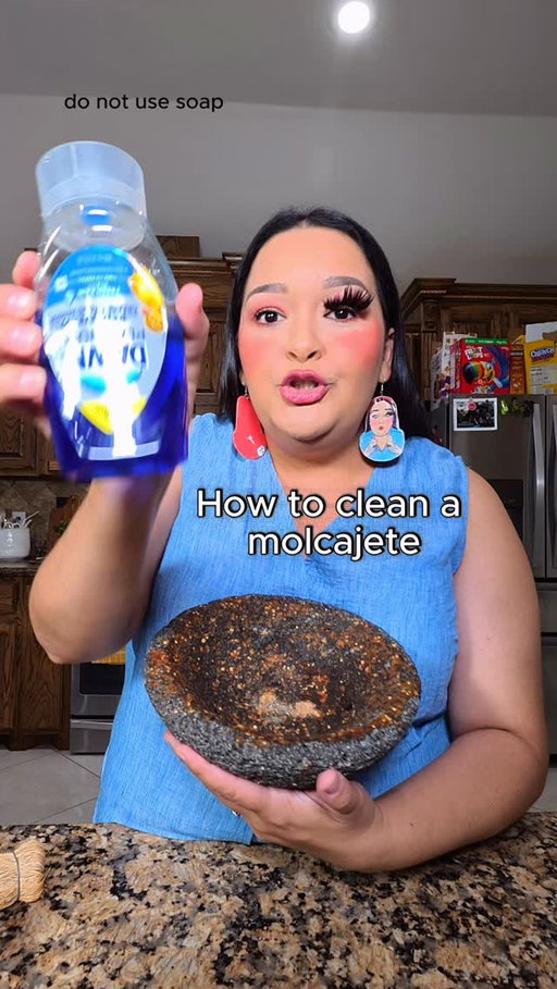 How to clean a molcajete because these things don’t come with instructions 😂

#Molcajete #MexicanCooking #MexicanFood 
#MexicanRecipes #CookingTips
@dawndishwash