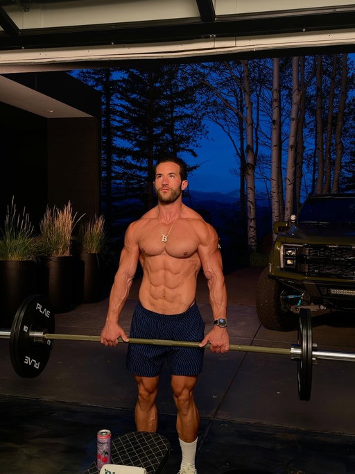 being fat is hard 
getting abs is hard 

choose your hard 

a life of pursuit is hard
a boring life is hard 

choose your hard 

-Greg LaV

crush your week ahead 🙏🏼