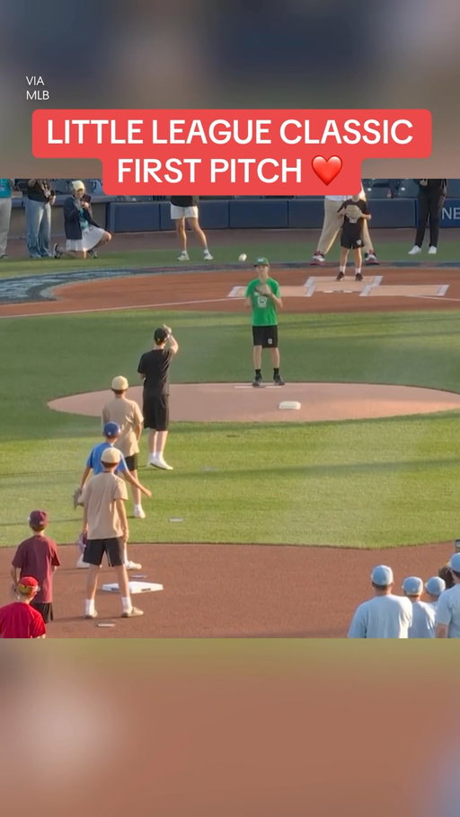 Little Leaguers all united to throw a special first pitch ahead of the MLB Little League Classic ⚾

(via @mlb)