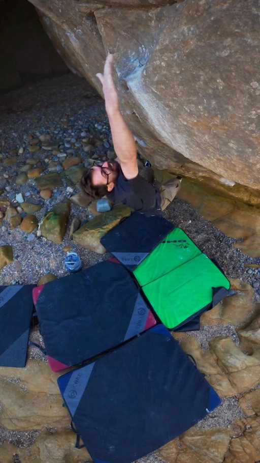 Back in Scotland and psyched to explore the incredible bouldering the country has to offer! I travelled up to the Moray Coast and thanks to @fordeurope’s Bluecruise technology sharing the load on the drive, I arrived ready to climb #ad