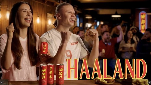 Game fever got you heated? 🔥⚽

Big plays. Close calls. Way too much shouting.
When the game gets intense, reach for something refreshing. 🧊

What do you drink when watching the game? 👀

For us, it’s easy:
Drink WALOVI. Stay cool. Stay refreshed.

#WALOVI #WangLaoJi #Botanicaldrink #Haaland #HaalandxWALOVI #Fresh #Refreshing #DrinkWALOVIStayCool #SummerMoments