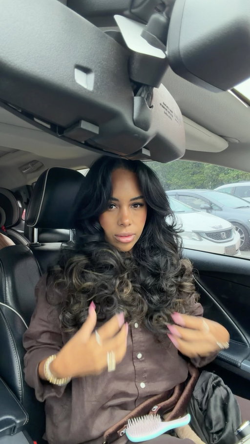 I cut my hair yesterday and did the overnight blowout thinking I’d have time to style it this morning, but life said otherwise 😂 so we’re trusting the process. 

Also, @curlis.us thank you for the fan because my makeup look better now that I’m able to dry the setting spray 🤭