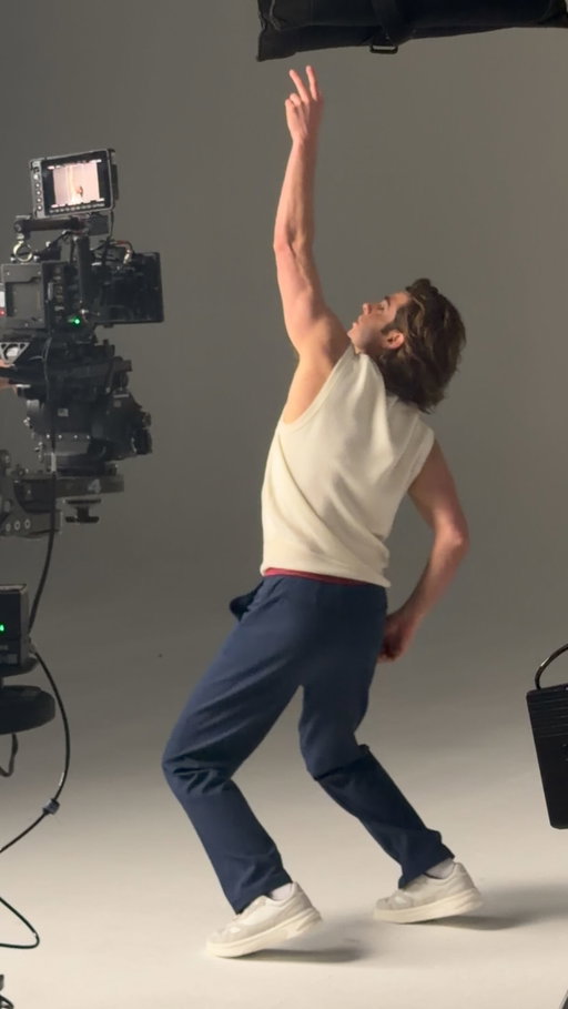 Behind the point.

Tears first.
Victory dance later.
Naturally.

—

Andrew wears the Men’s V-Neck Knitted Vest for Chapter 2 of Do It Like An Italian

Available online now

—

Creative: @sunshinecompany
Production: @kitten_production
Talent Director: @tommacklin
Photographer / Director: @oliverhadleepearch
Stylist: @warrenalfiebaker